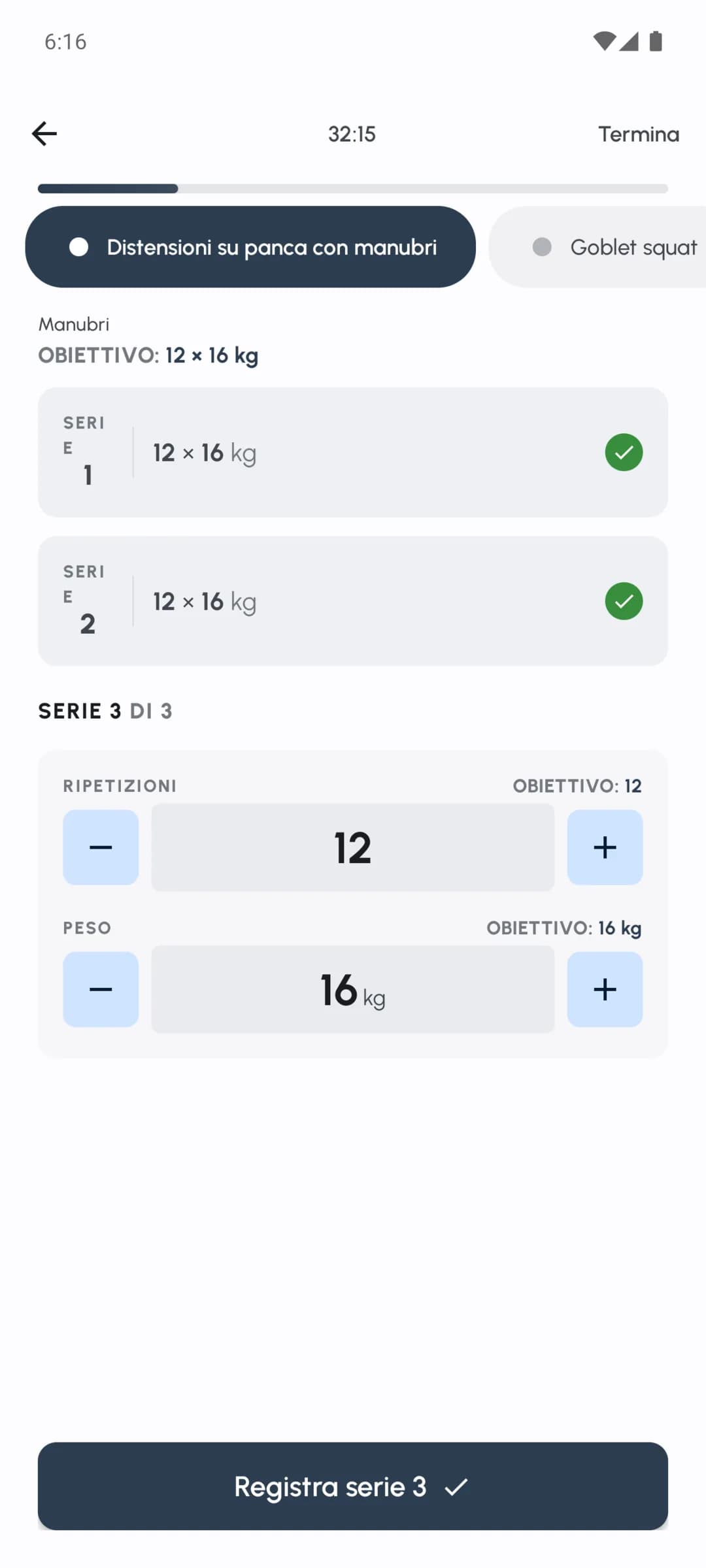 Allenamento attivo di Fersonal con registrazione di serie, ripetizioni e peso